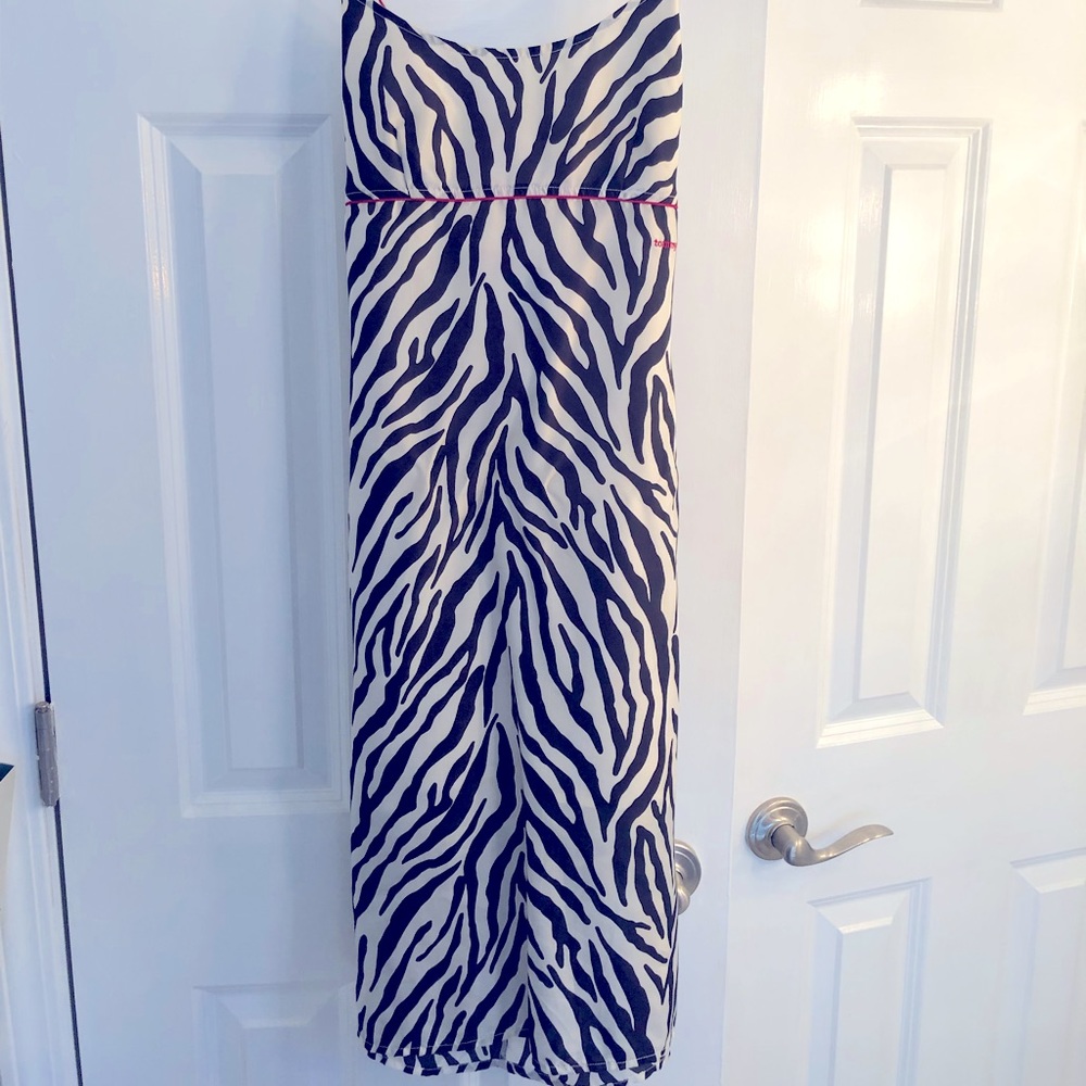 Small/petite. Knee length with slits on both sides